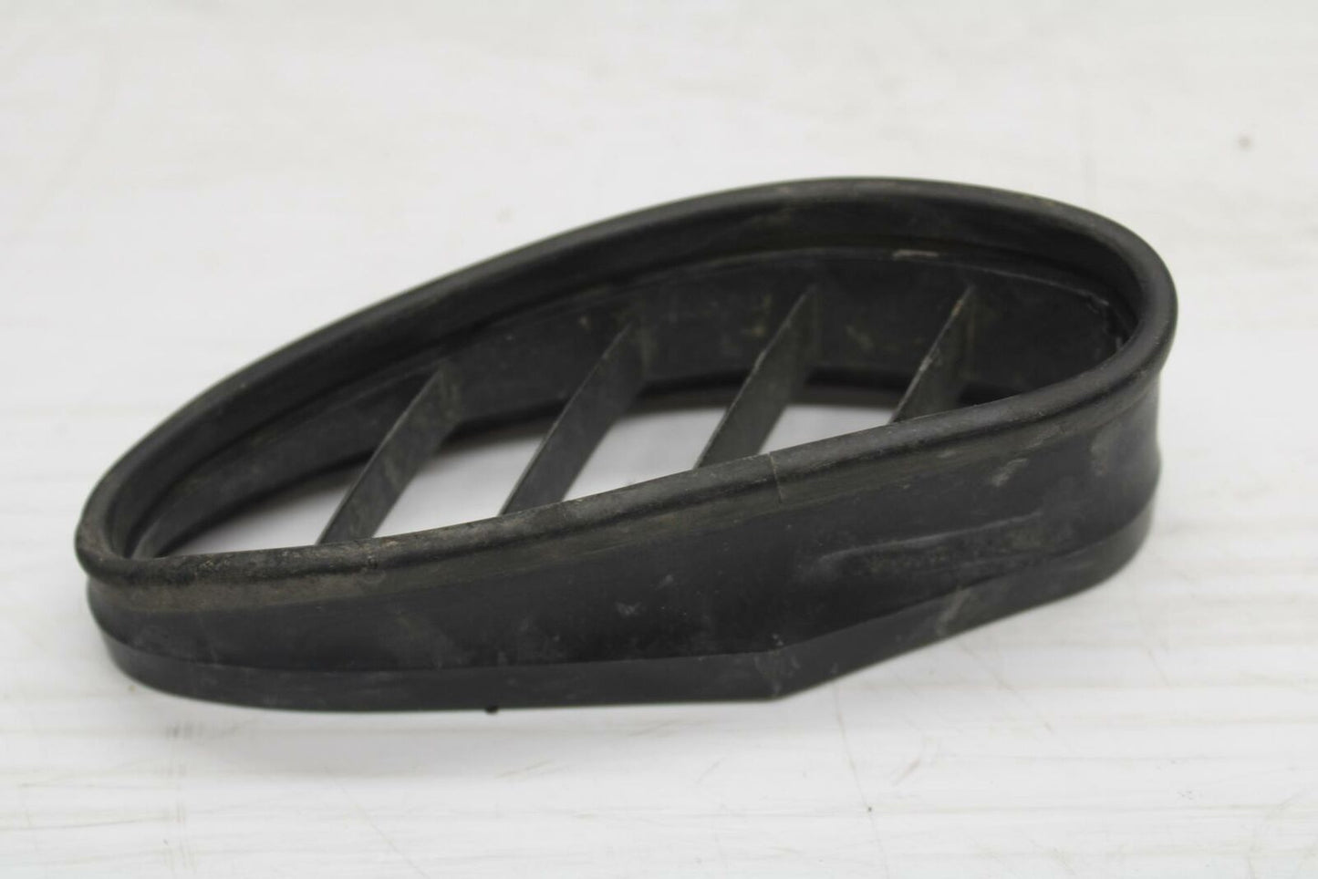 06 YAMAHA YZF R1 LEFT AIR INTAKE GRILL GROMMET RUBBERS BB282 