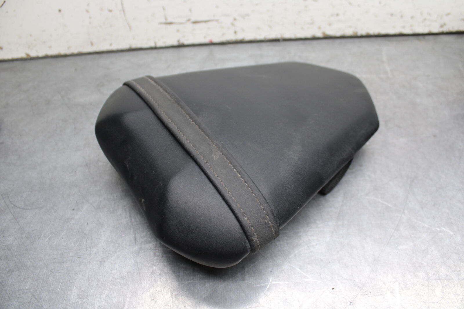 07-08 YAMAHA YZF R1 REAR BACK PASSENGER TANDEM SEAT PAD SADDLE PILLION BB724