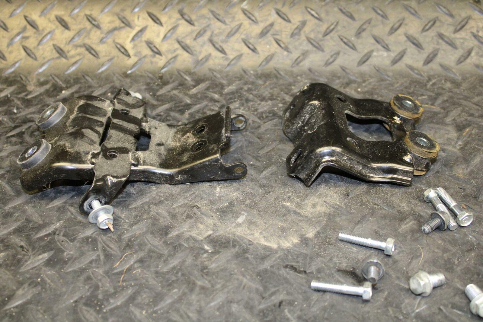 19 YAMAHA YZF R3 FRONT REAR GAS TANK BRACKET MOUNT BB177