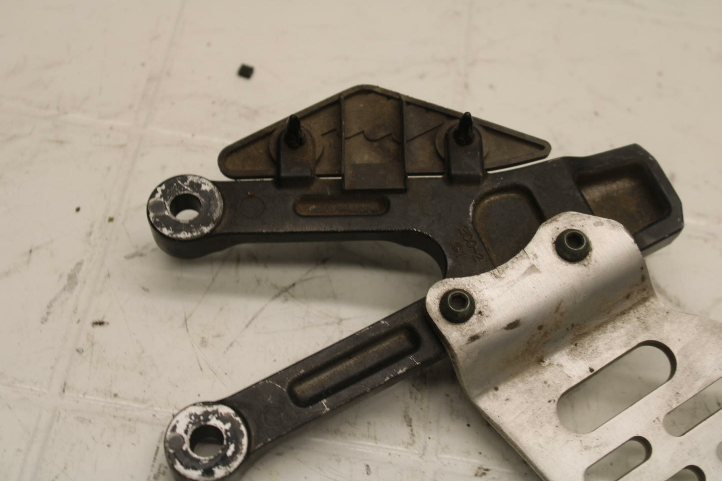 07 YAMAHA YZF R6 LEFT REARSET REAR SET DRIVER FOOT PEG BRACKET MOUNT BB284 B