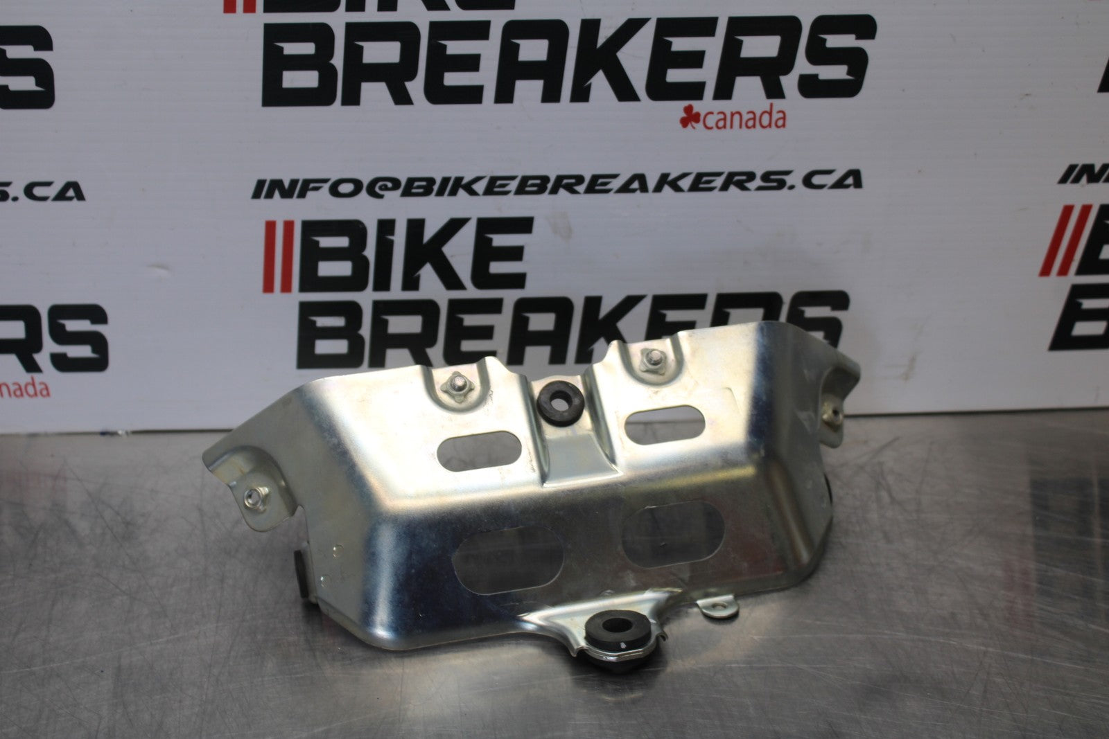 08-10 SUZUKI GSXR 600 FRONT GAS TANK FAIRING COWL COVER MOUNT BRACKET BB202