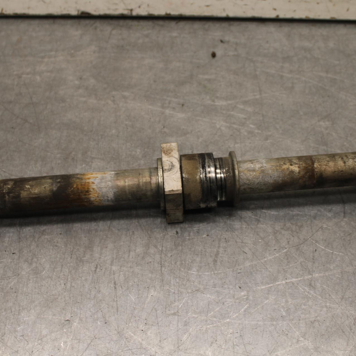 21 KAWASAKI NINJA ZX6R REAR AXLE BACK WHEEL RIM PIVOT BOLT AXEL 41068-0613 BB647