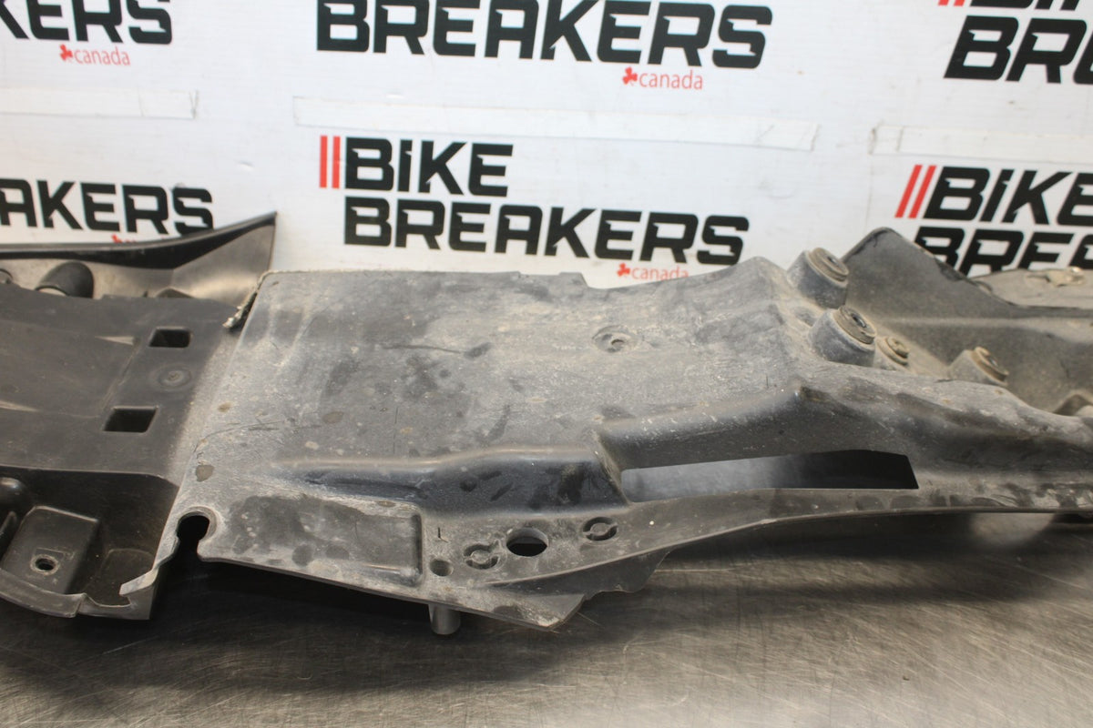 07-08 KAWASAKI NINJA ZX6R REAR BACK TAIL UNDERTAIL BATTERY TRAY PLASTIC BB937