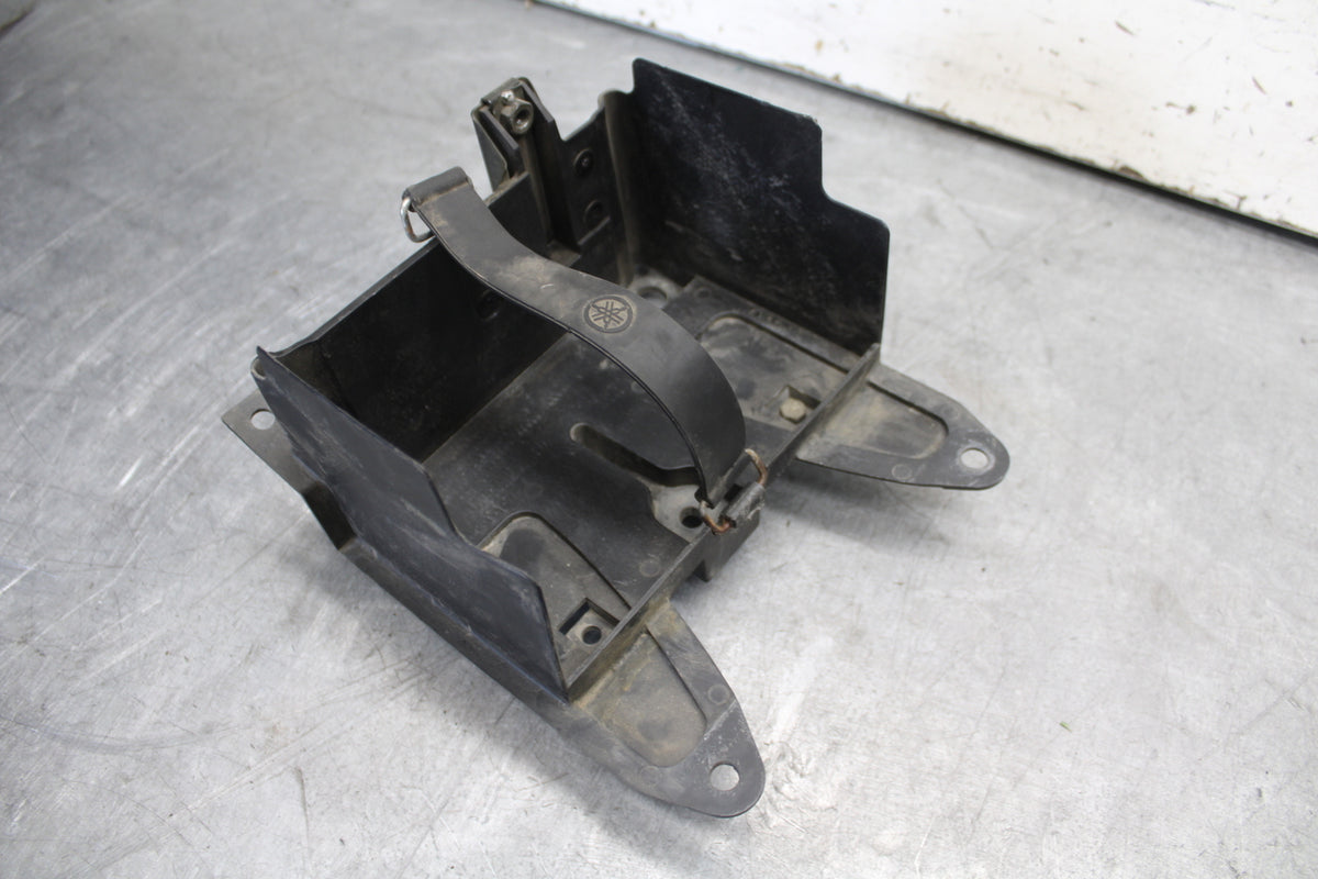 04-06 YAMAHA YZF R1 REAR BACK TAIL UNDERTAIL BATTERY TRAY PLASTIC BB659