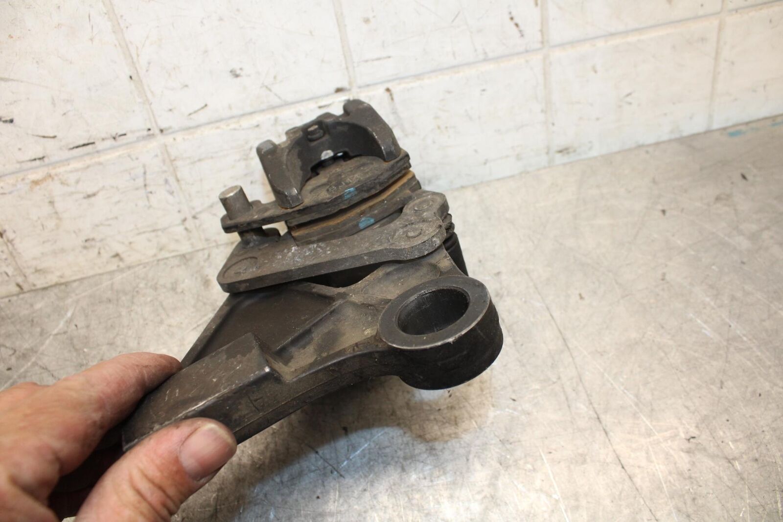 2009 Kawasaki Ninja ZX6R ZX600R REAR BACK BRAKE CALIPER W MOUNT BRACKET BB538