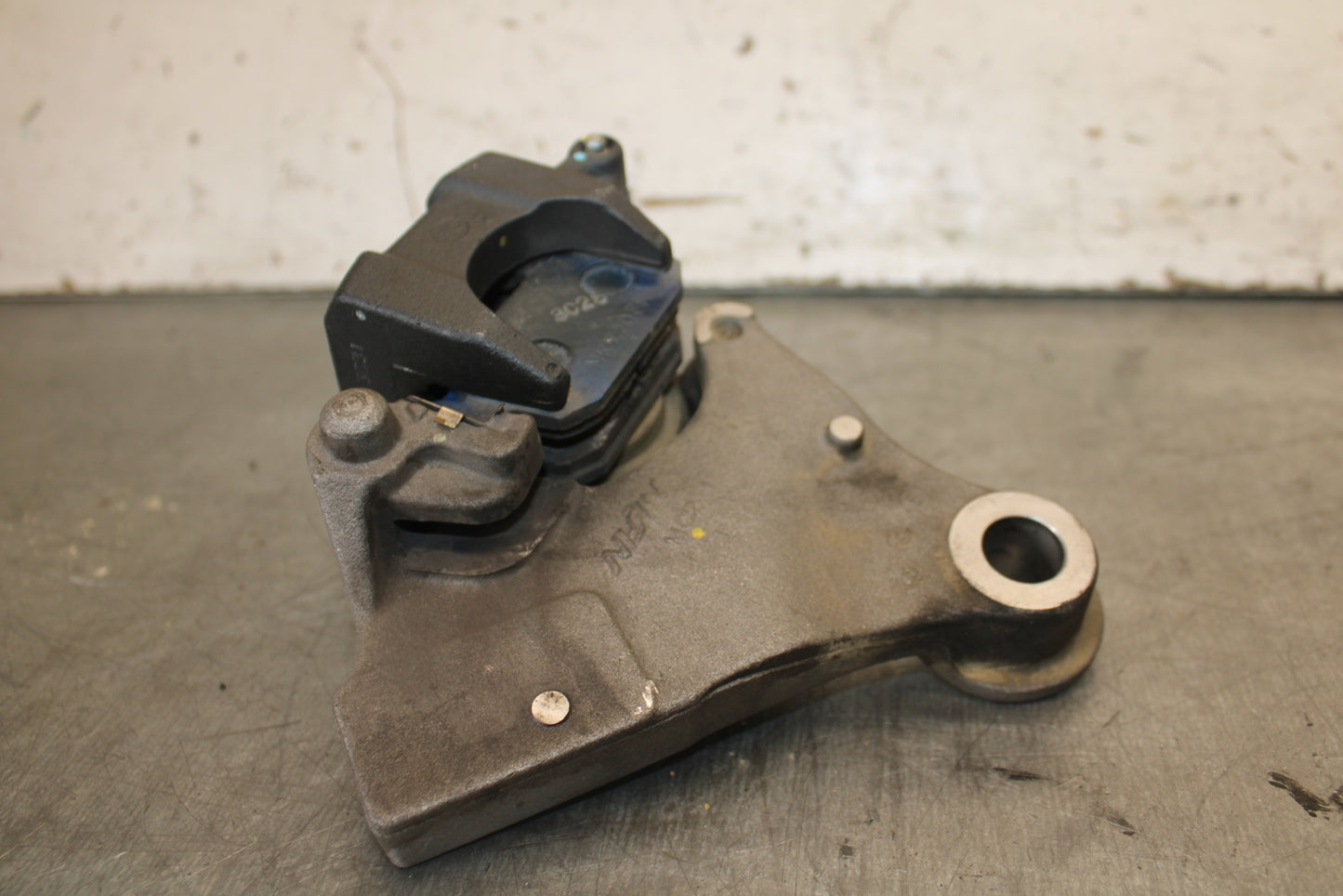 13-15 HONDA CBR500R REAR BACK BRAKE CALIPER W MOUNT BRACKET 43150-MGZ-J01 BB704