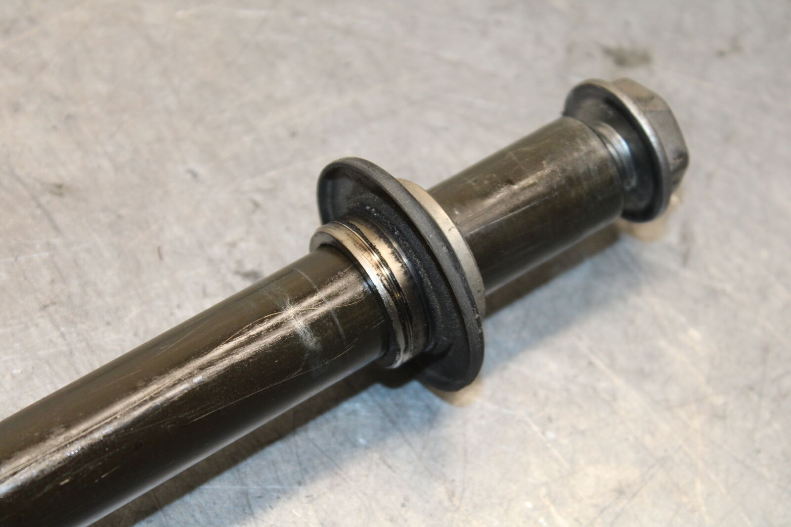 04-06 YAMAHA YZF R1 FRONT WHEEL RIM AXLE PIVOT BOLT 2C0-25181-00-00 BB659