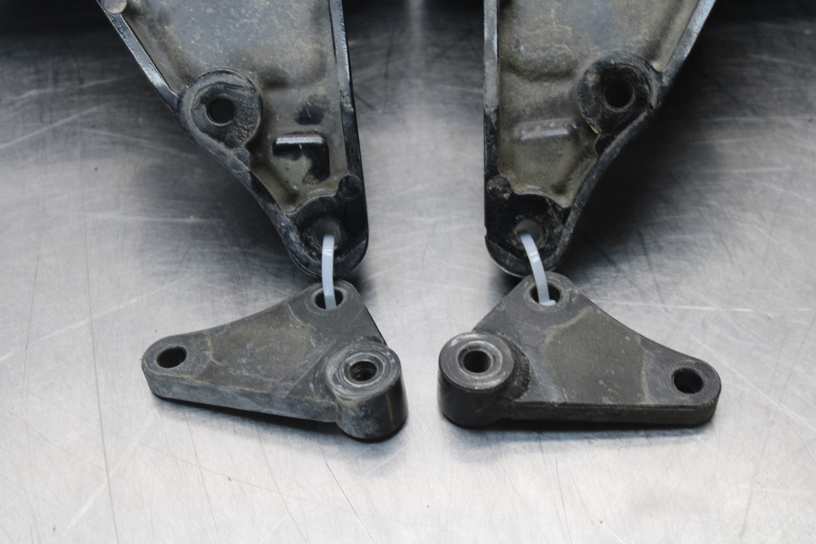 03-08 KAWASAKI VULCAN 1600 REAR PASSENGER FOOT STEP PEG SET PAIR BB196