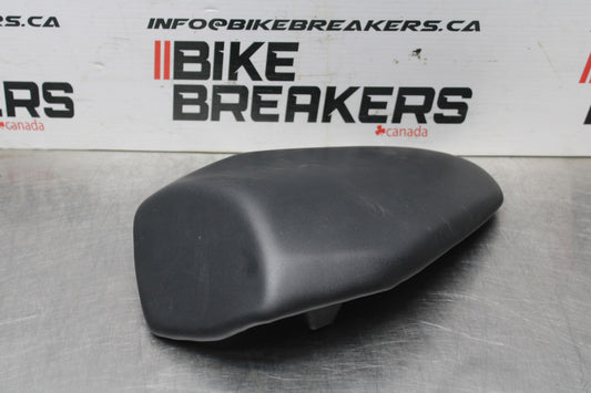 24-25 KAWASAKI NINJA ZX4R REAR PASSENGER TANDEM SEAT PAD SADDLE PILLION BB840