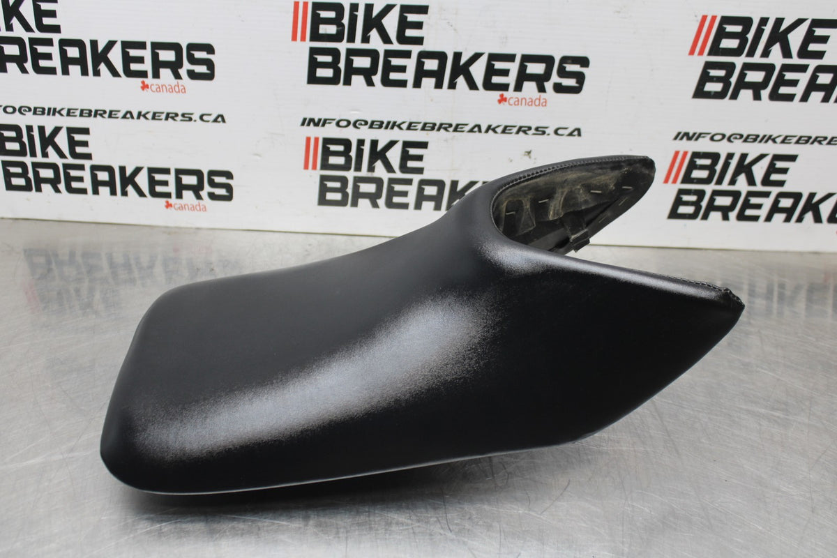 08 HONDA CBR125R FRONT DRIVERS SEAT PAD SADDLE PILLION BB839
