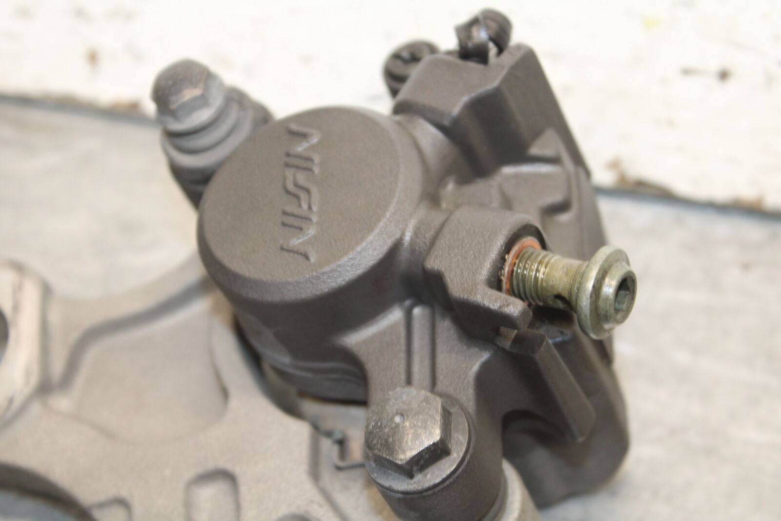 08-09 YAMAHA YZF R6S REAR BACK BRAKE CALIPER W MOUNT BRACKET  BB690