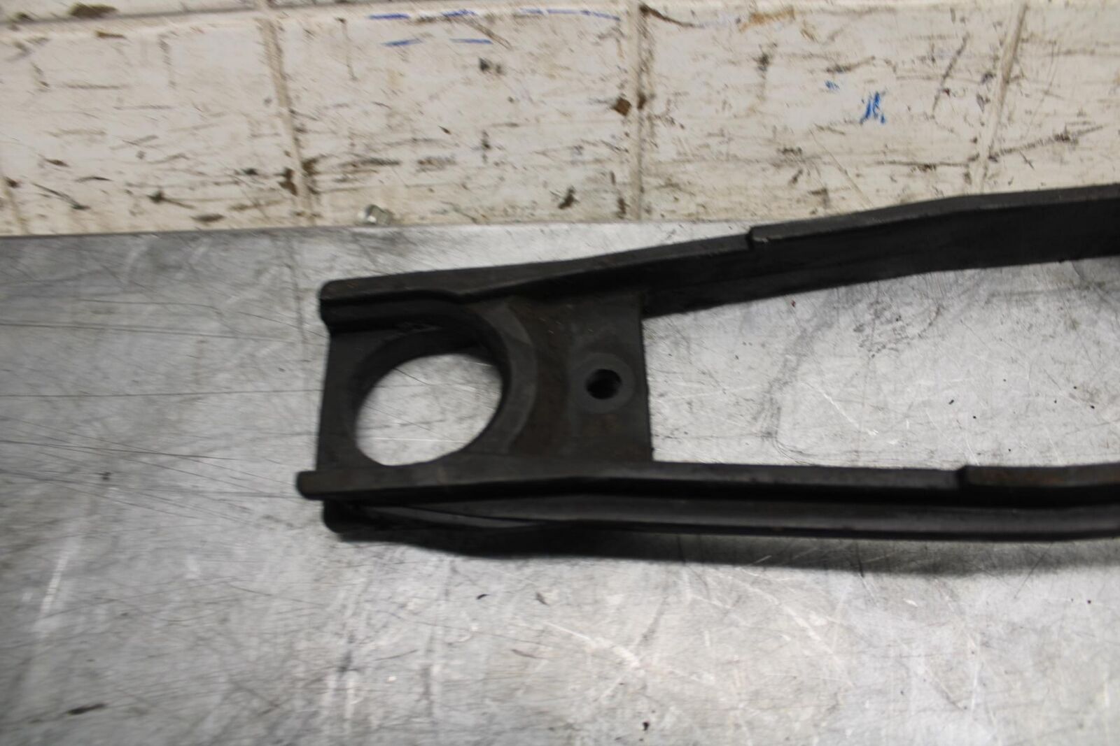 2007 Suzuki GSXR750 SWINGARM CHAIN BUFFER SLIDER GUIDE 61273-01H00 BB546
