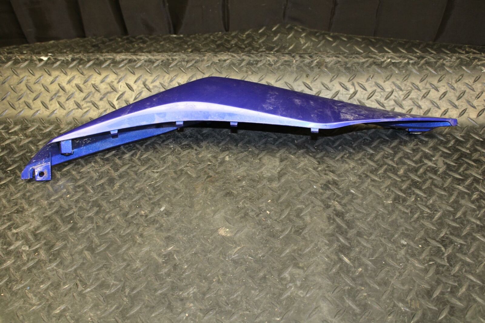 19 YAMAHA YZF R3 RIGHT REAR BACK TAIL FAIRING COWL SHROUD bb177