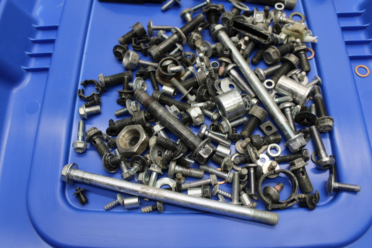 19 YAMAHA YZF R3 LEFTOVER BOLTS HARDWARE MOTOR SCREWS AND MISC. BB56