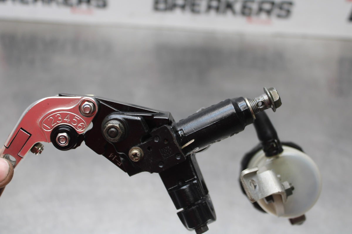 00 SUZUKI GSXR750 FRONT BRAKE MASTER CYLINDER w/ LEVER BB820