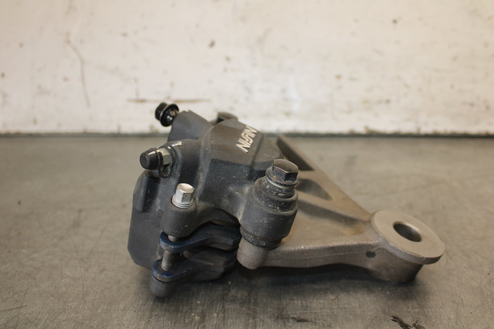 13-15 HONDA CBR500R REAR BACK BRAKE CALIPER W MOUNT BRACKET 43150-MGZ-J01 BB704