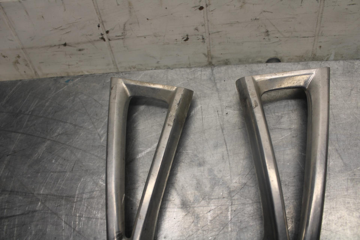 05 YAMAHA YZF R6S REAR BACK PASSENGER PEG SET PAIR BB462