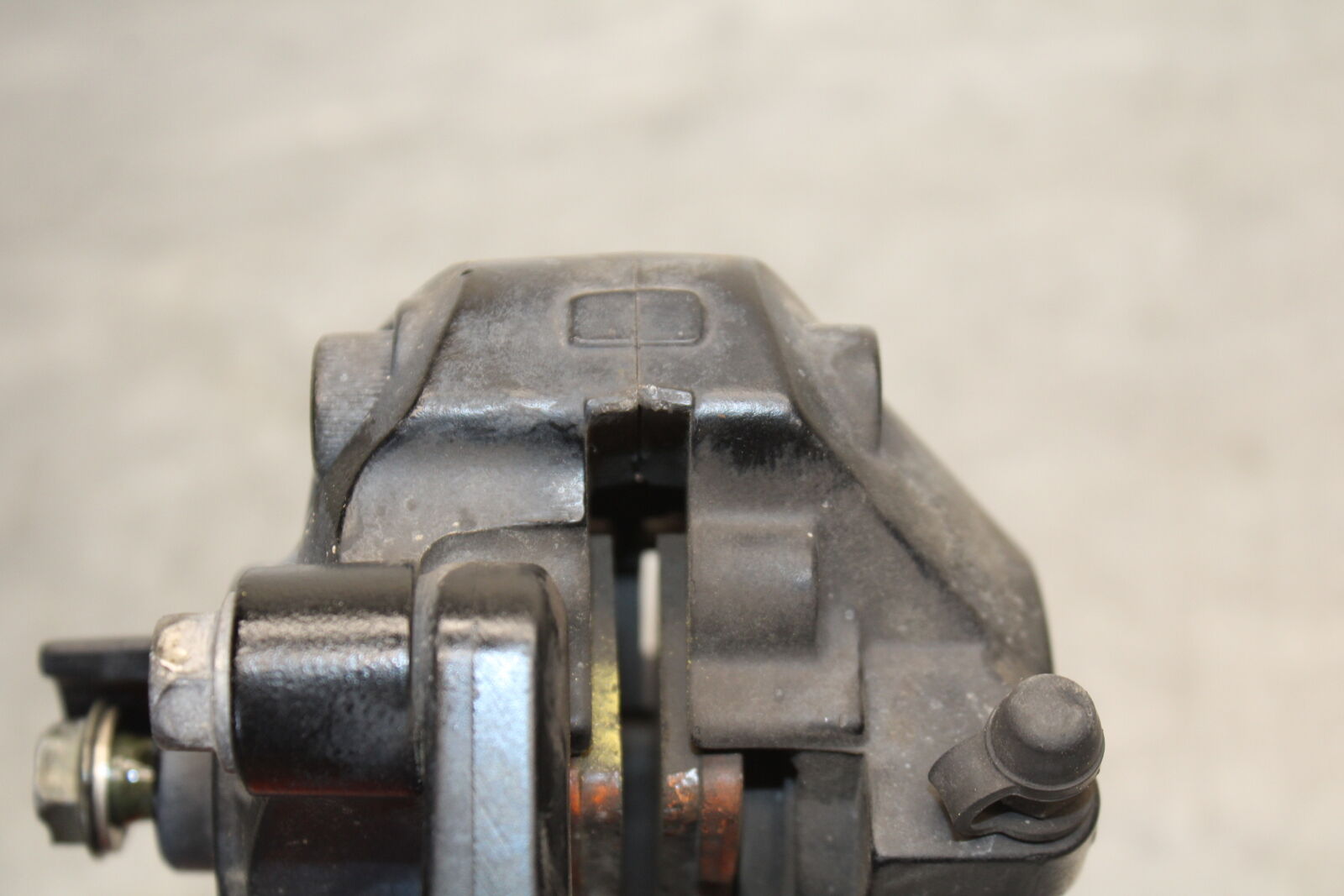 05-06 SUZUKI GSXR1000 REAR BRAKE CALIPER W MOUNT BRACKET 69100-29G20-999 BB663