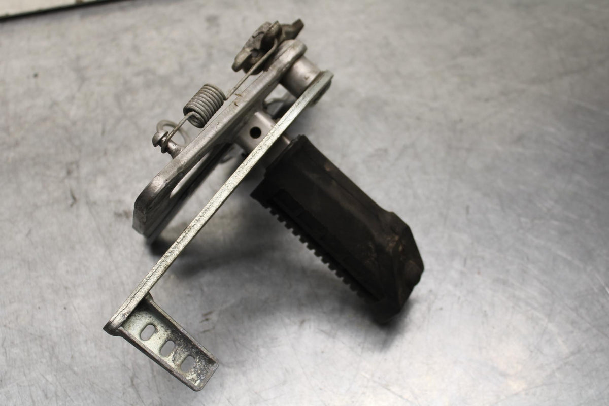 04-09 SUZUKI GS 500 FH GS500F RIGHT REARSET REAR SET DRIVER FOOT PEG REST  BB97