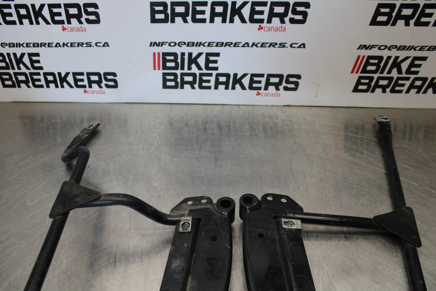 05-06 VICTORY KINGPIN DELUXE SADDLEBAG CASE MOUNTING BRACKET MOUNT BB195