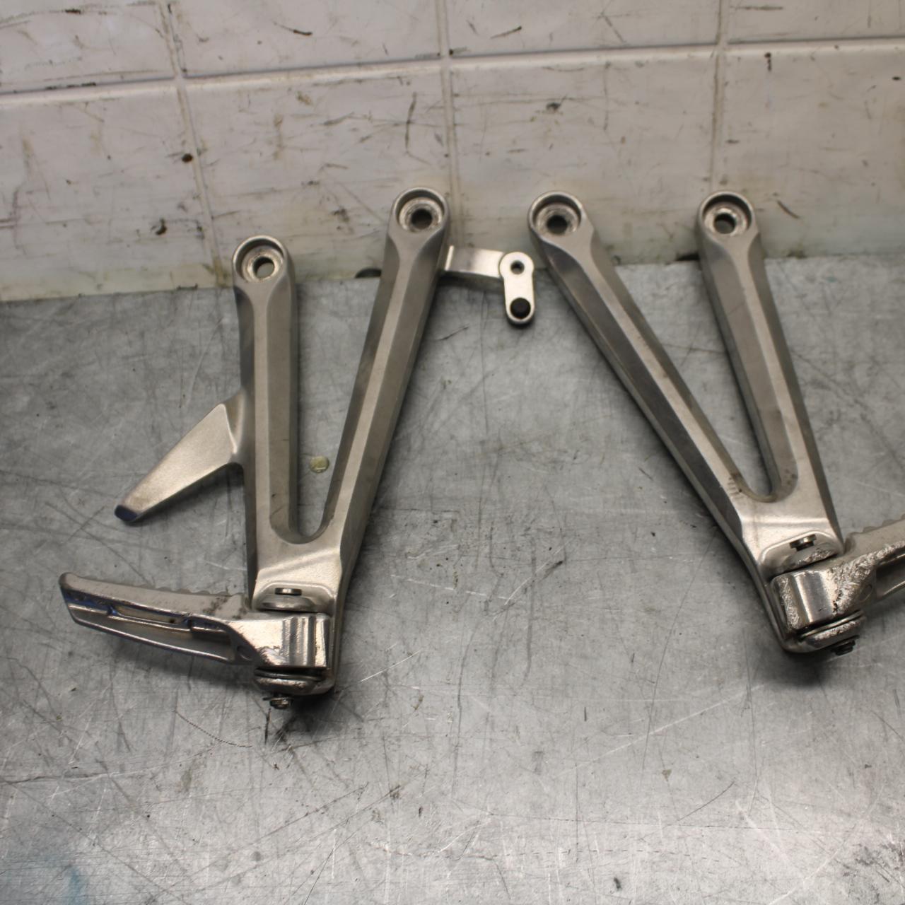 06-07 HONDA CBR1000RR REAR BACK PASSENGER PEG SET PAIR BB464