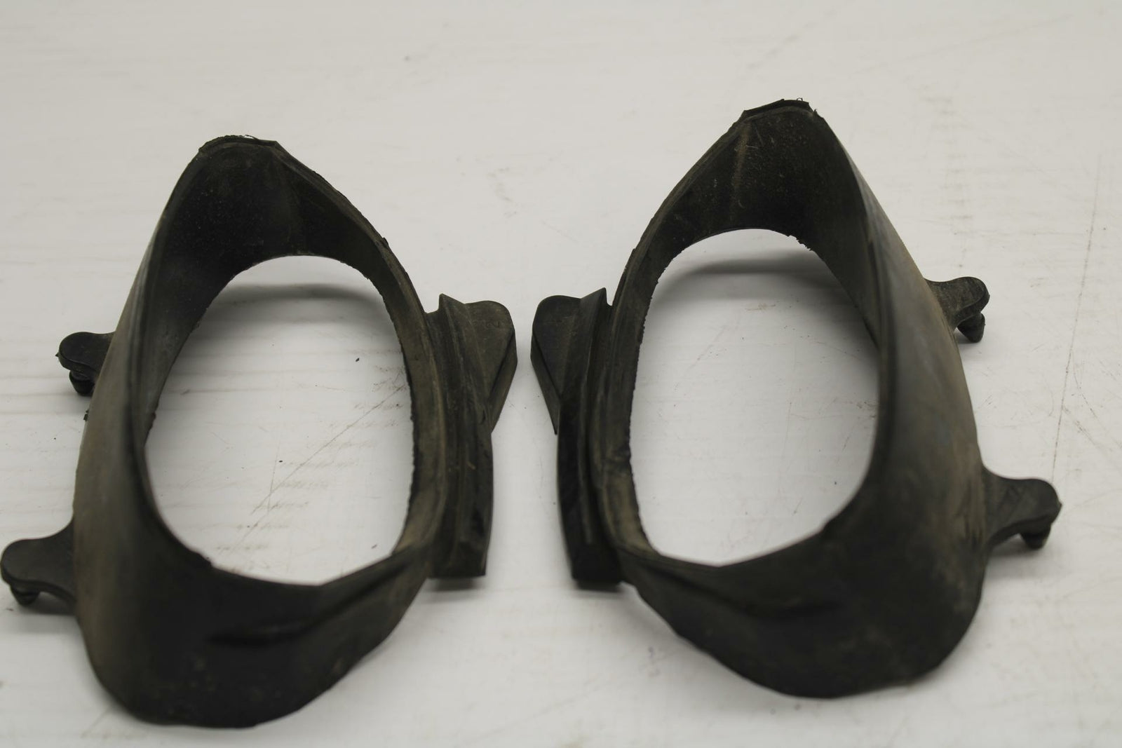 06 YAMAHA YZF R1 LEFT AIR INTAKE GRILL GROMMET RUBBERS BB282 