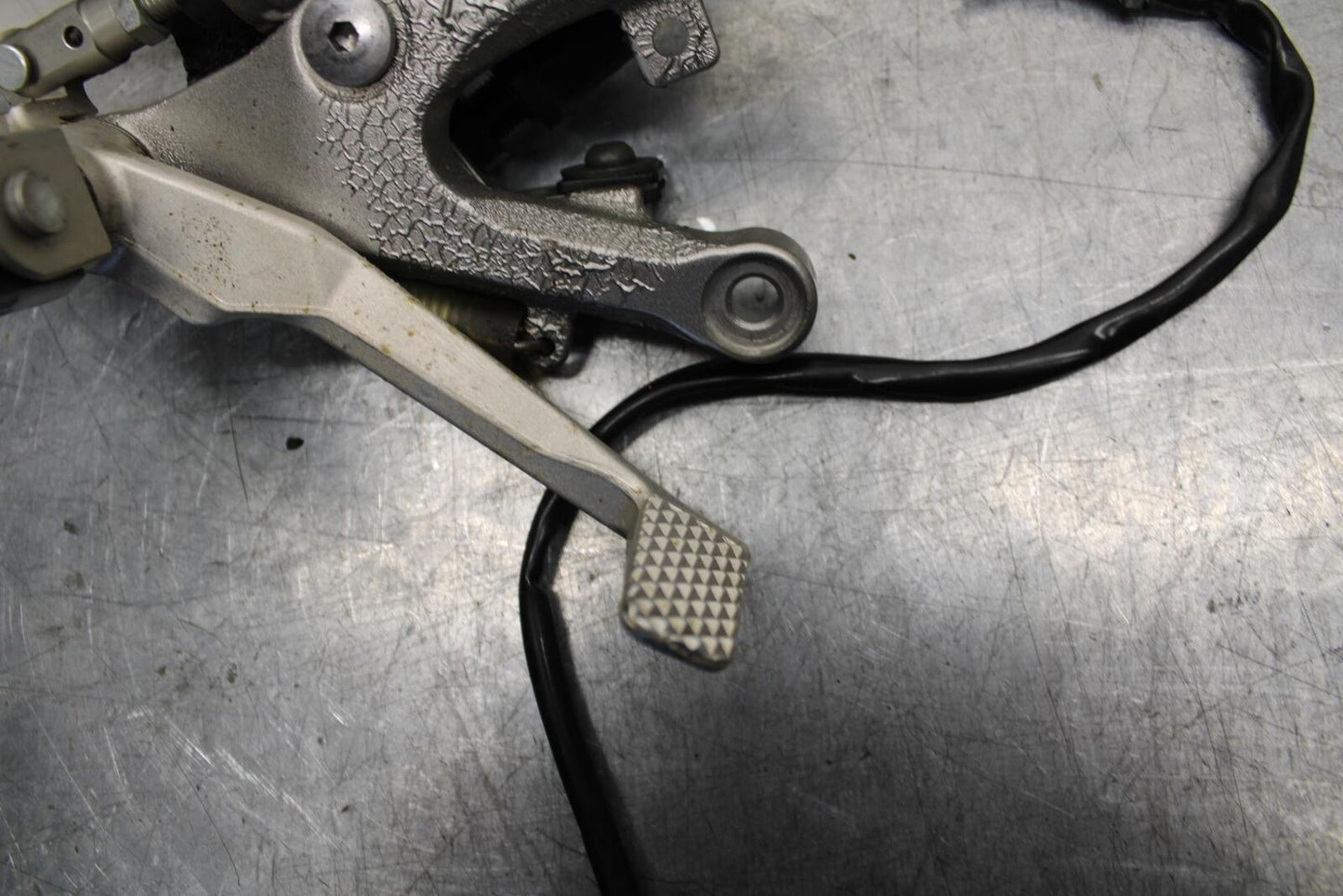 07 YAMAHA YZF R6 2c0 RIGHT REARSET REAR SET DRIVER FOOT PEG REST STOP BB75