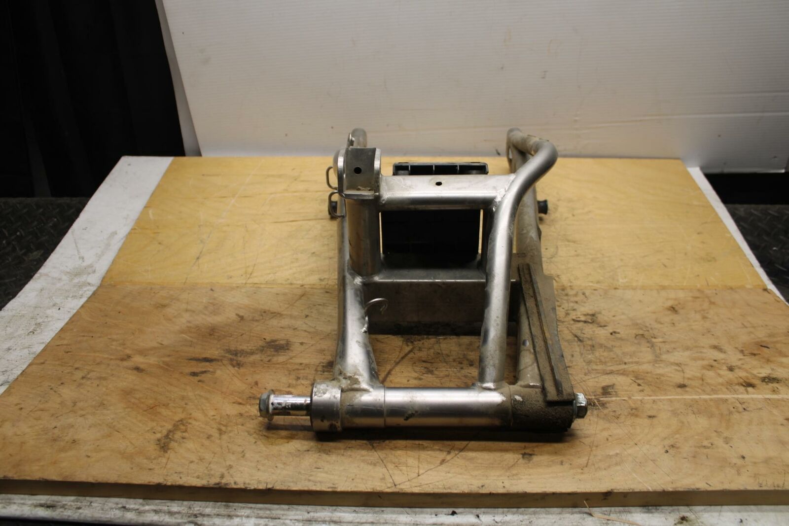 09-10 KAWASAKI ER-6N REAR SWINGARM BACK SUSPENSION SWING ARM BB325