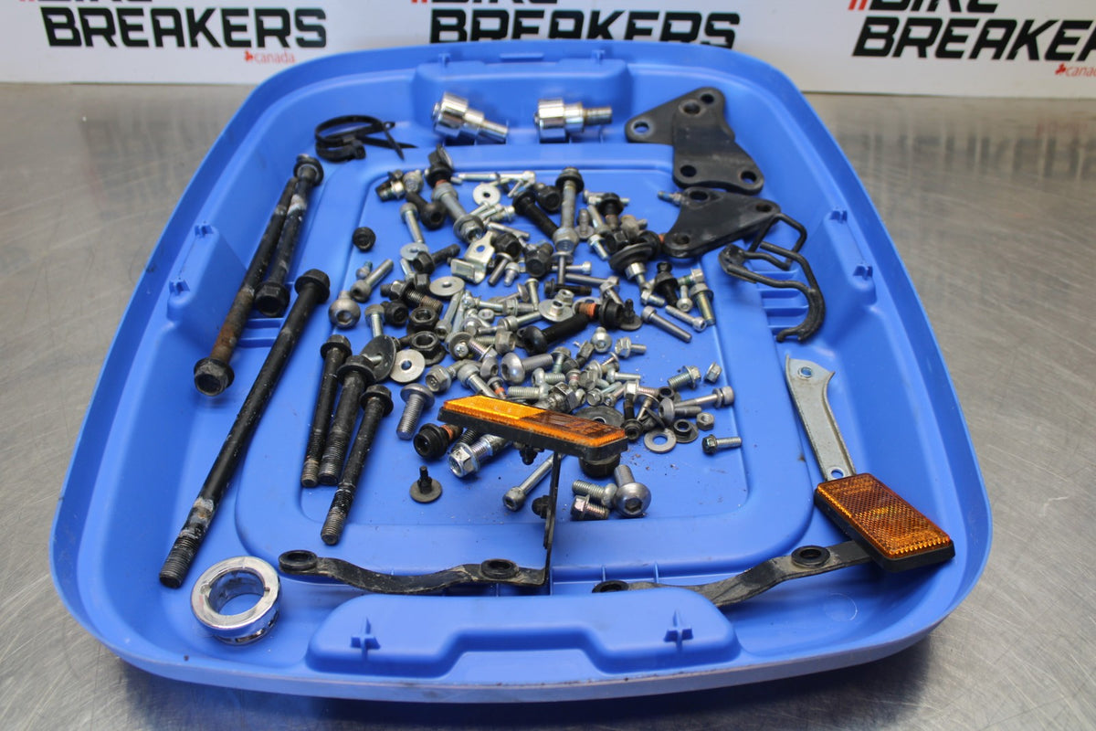 09 YAMAHA V STAR 950 MOUNTING BOLTS HARDWARE MOTOR SCREWS BB172
