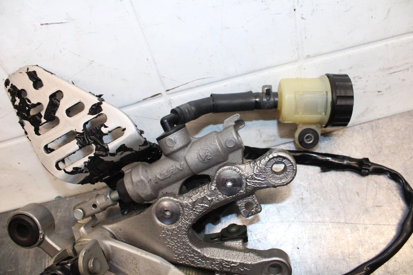 07 YAMAHA YZF R6 2c0 RIGHT REARSET REAR SET DRIVER FOOT PEG REST STOP BB75