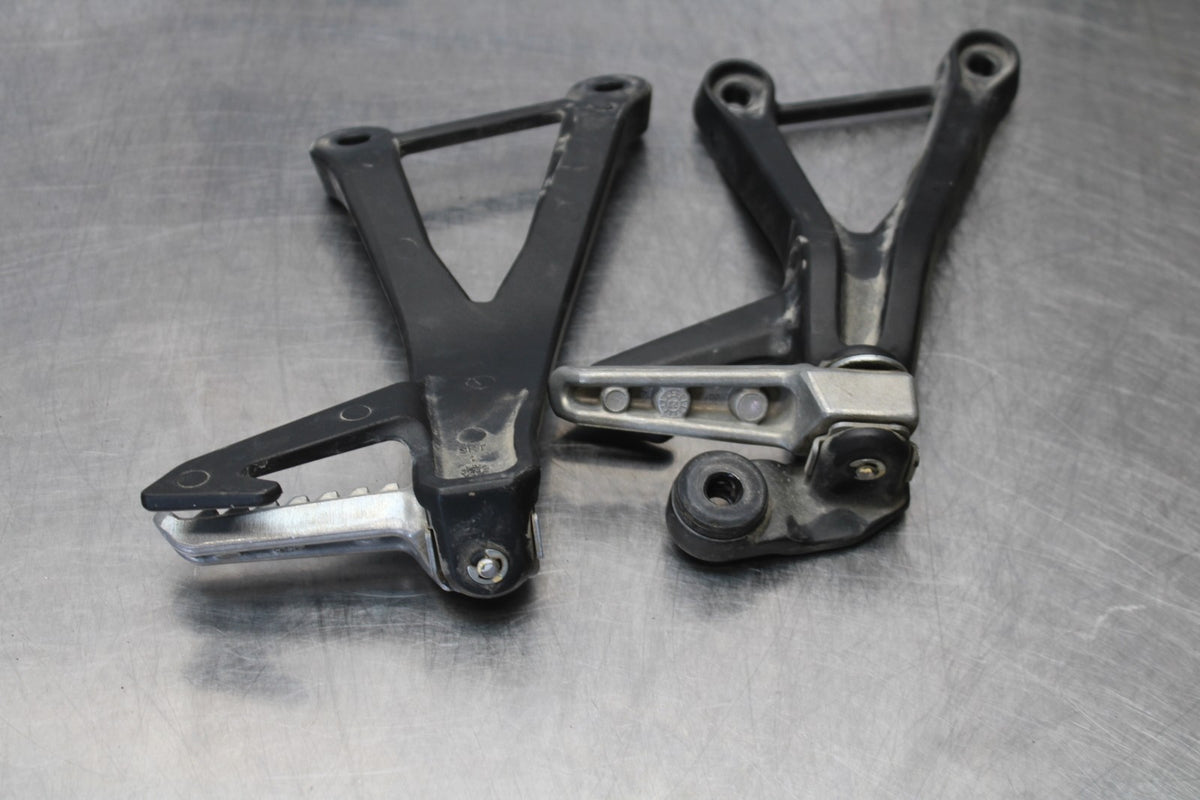 24-25 KAWASAKI NINJA ZX4R REAR BACK PASSENGER PEG SET PAIR BB174