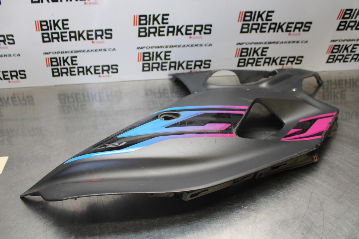 22-25 YAMAHA YZF R7 RIGHT MID UPPER SIDE FAIRING COWL BB182