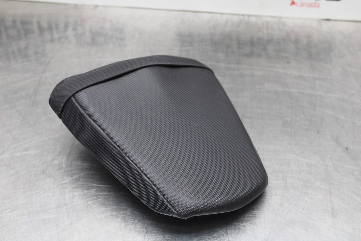 18 SUZUKI GSXR1000 REAR BACK PASSENGER TANDEM SEAT PAD SADDLE PILLION BB642