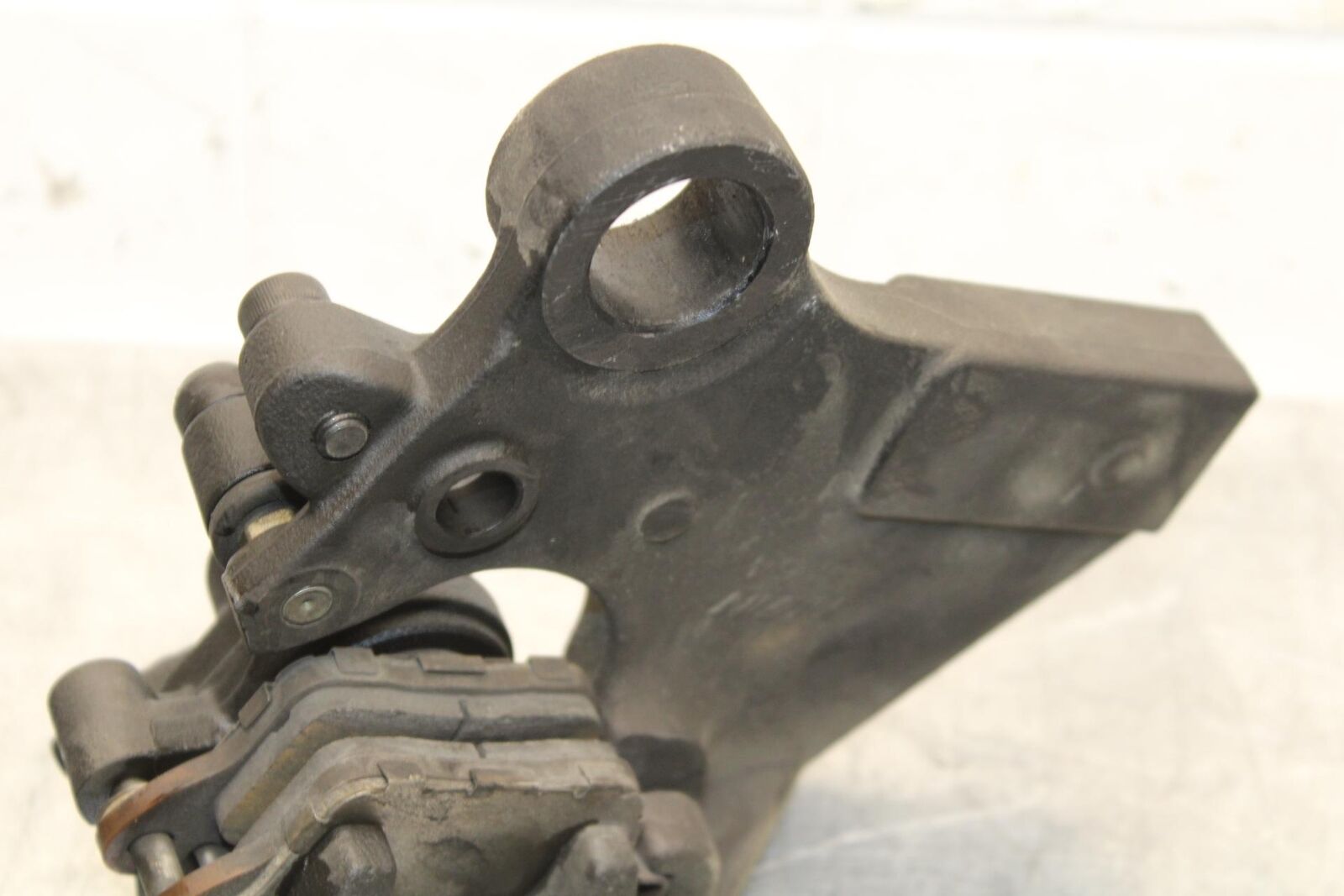 16-20 KAWASAKI ZX10R REAR BACK BRAKE CALIPER W MOUNT BRACKET BB591