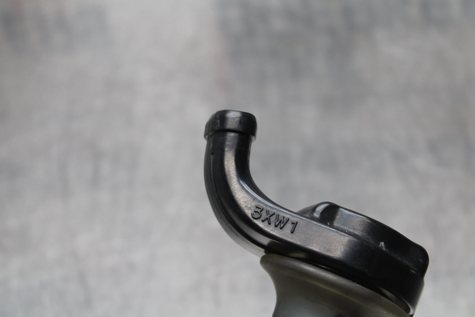 04-05 KAWASAKI NINJA ZX10R THROTTLE CABLE LINE HOUSING GUIDE BB163