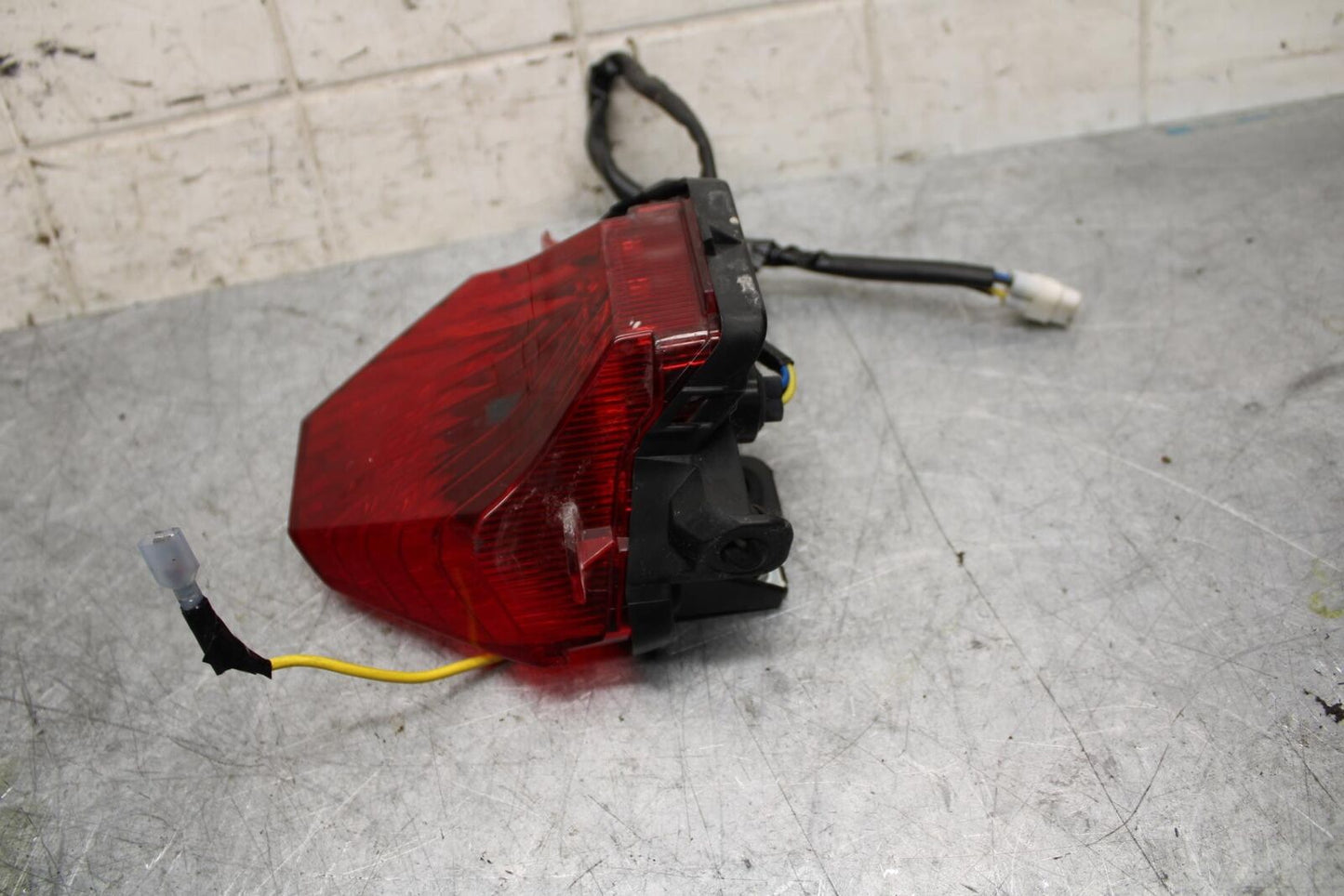2015 Yamaha FZ07 REAR TAIL TAILLIGHT BACK BRAKE LIGHT 1WS-84710-00-00 BB531