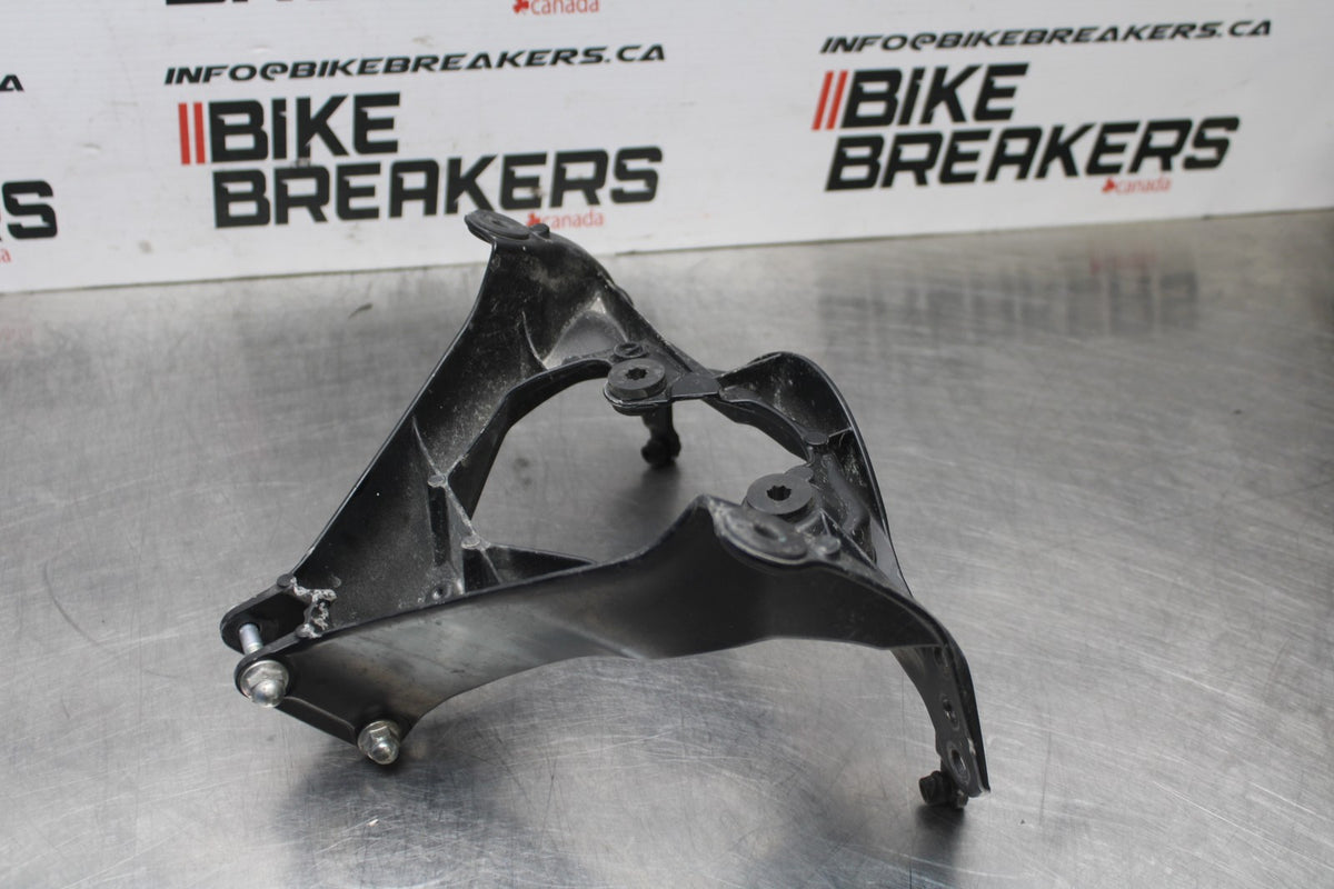 06-07 SUZUKI GSXR750 UPPER FAIRING MIRROR GAUGES STAY BRACKET BB811