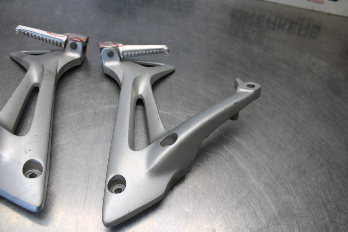 06-07 HONDA INTERCEPTOR 800 VFR800 REAR BACK PASSENGER PEG SET PAIR BB917