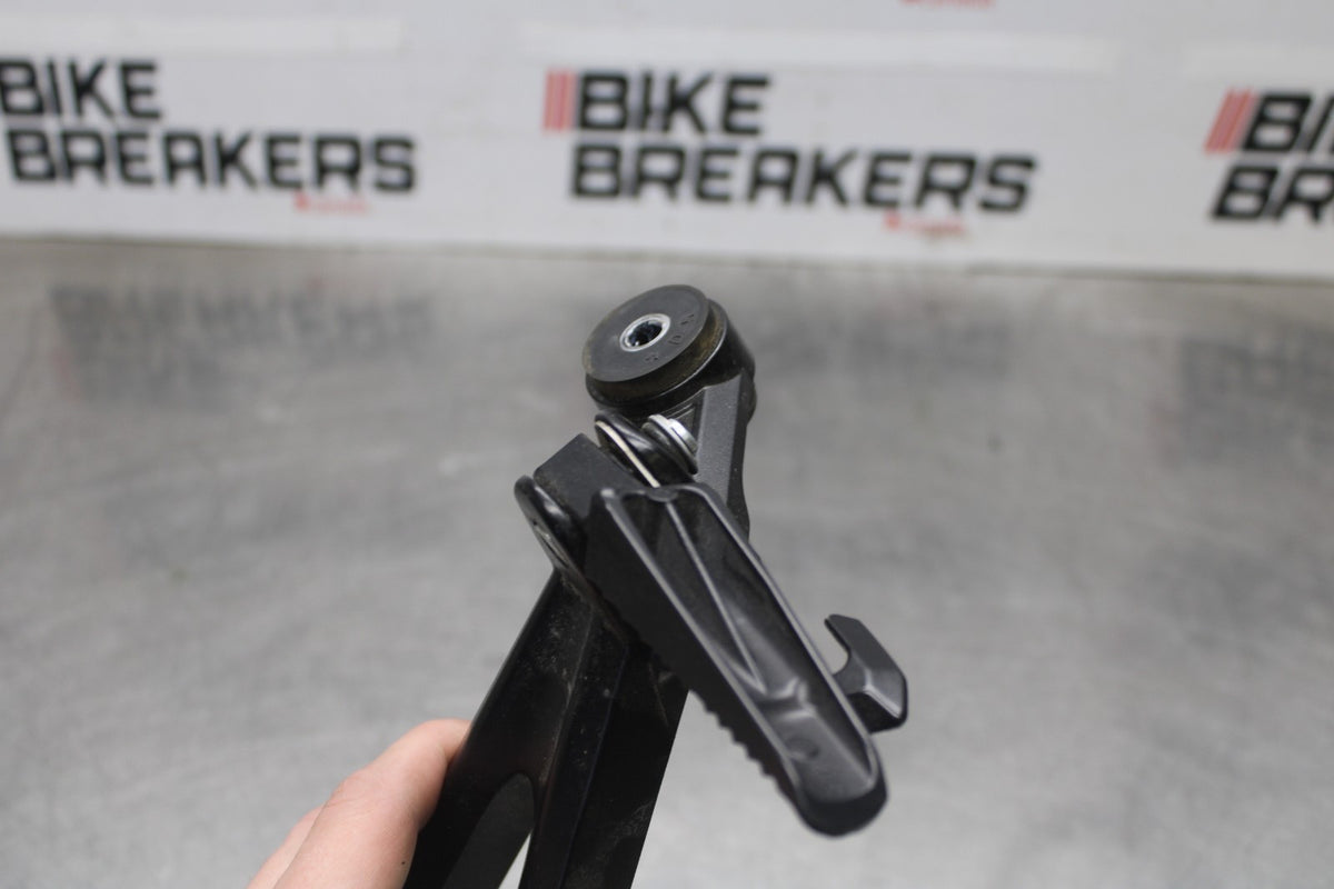 15-26 SUZUKI GSXR600 RIGHT REAR BACK PASSENGER PEG BB888