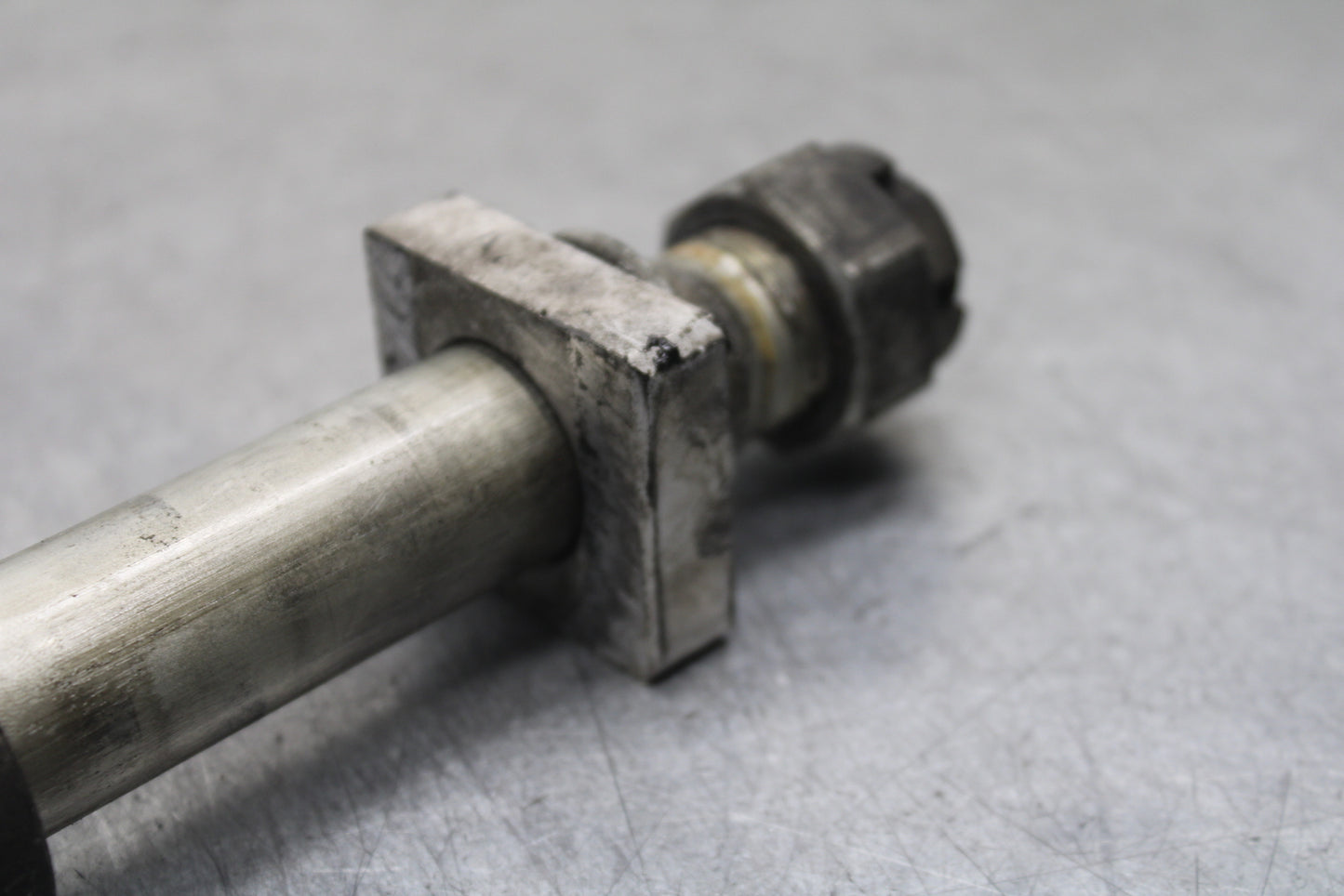 09-12 KAWASAKI NINJA ZX6R REAR AXLE BACK WHEEL RIM BOLT AXEL 41068-0035  BB698