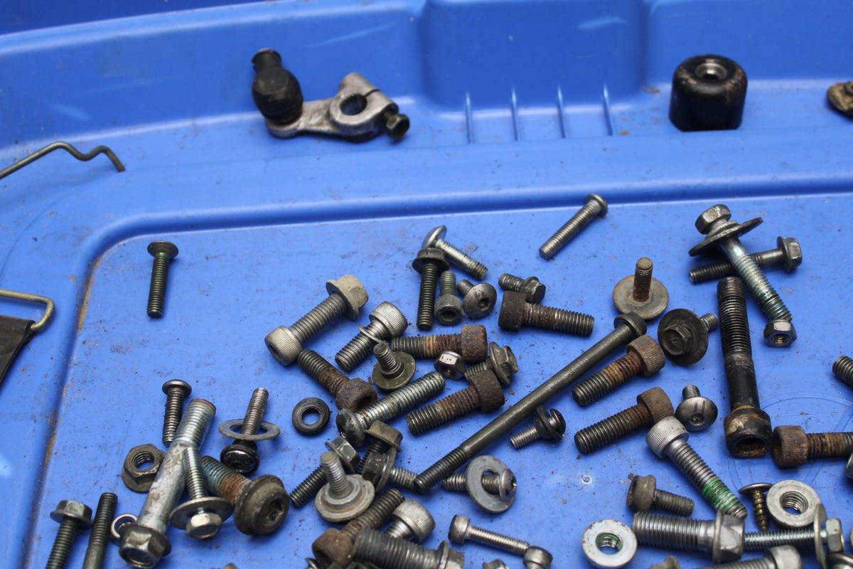 00 SUZUKI GSXR750 BOLTS HARDWARE MOTOR SCREWS BB820