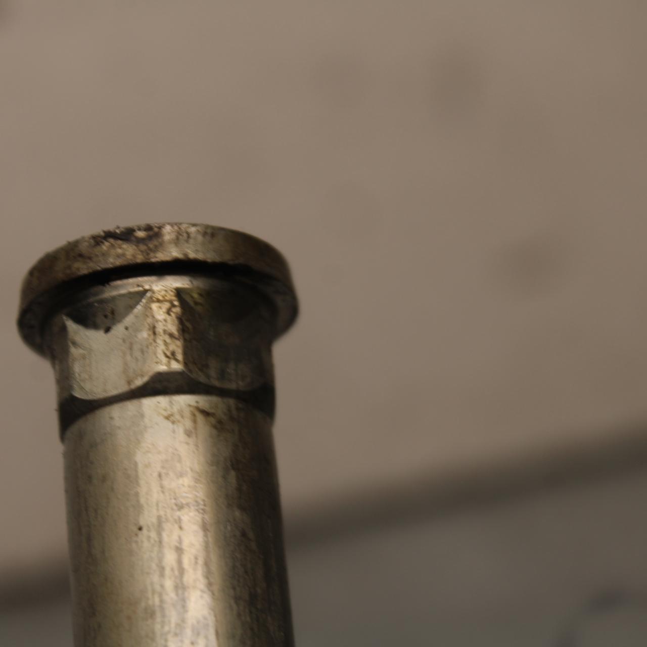 21 KAWASAKI NINJA ZX6R REAR BACK SWINGARM BOLT SUSPENSION PIVOT AXLE BB647