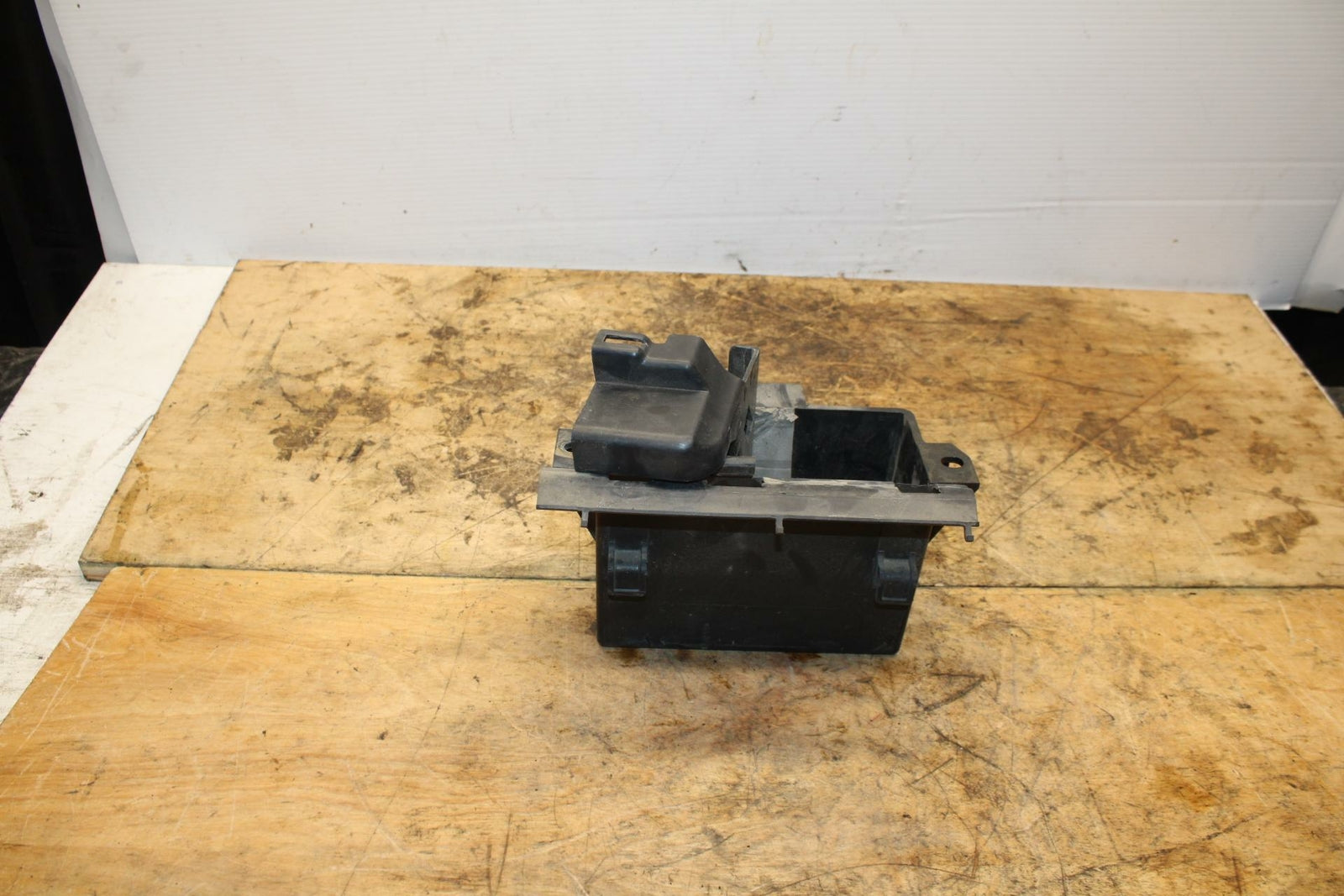 99-03 YAMAHA ROAD STAR XV1600A BATTERY TRAY BOX HOLDER BB344
