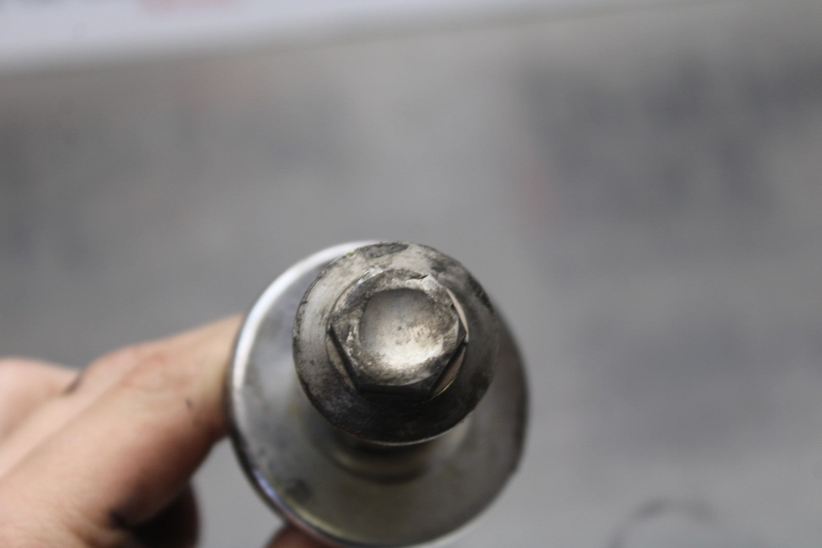 03-08 KAWASAKI VULCAN 1600 REAR AXLE BACK WHEEL RIM PIVOT BOLT AXEL BB196