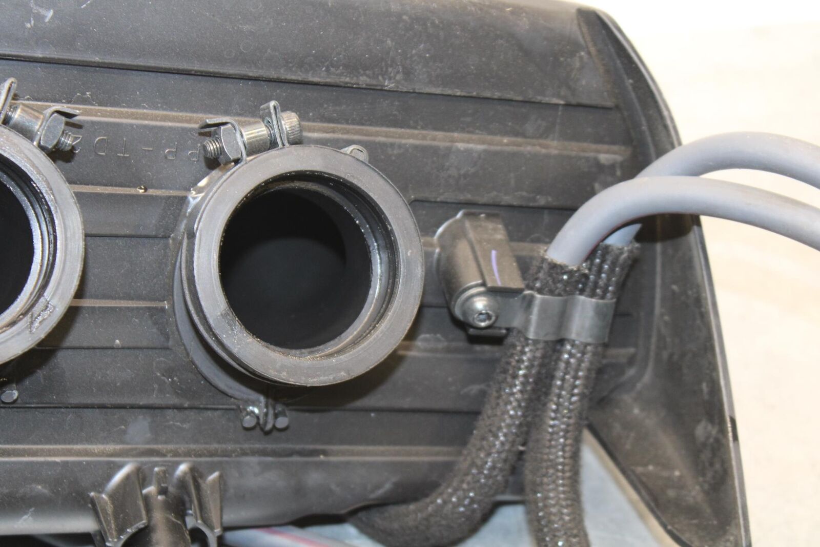 22-23 YAMAHA YZF R7 AIRBOX AIR INTAKE FILTER BOX BB583