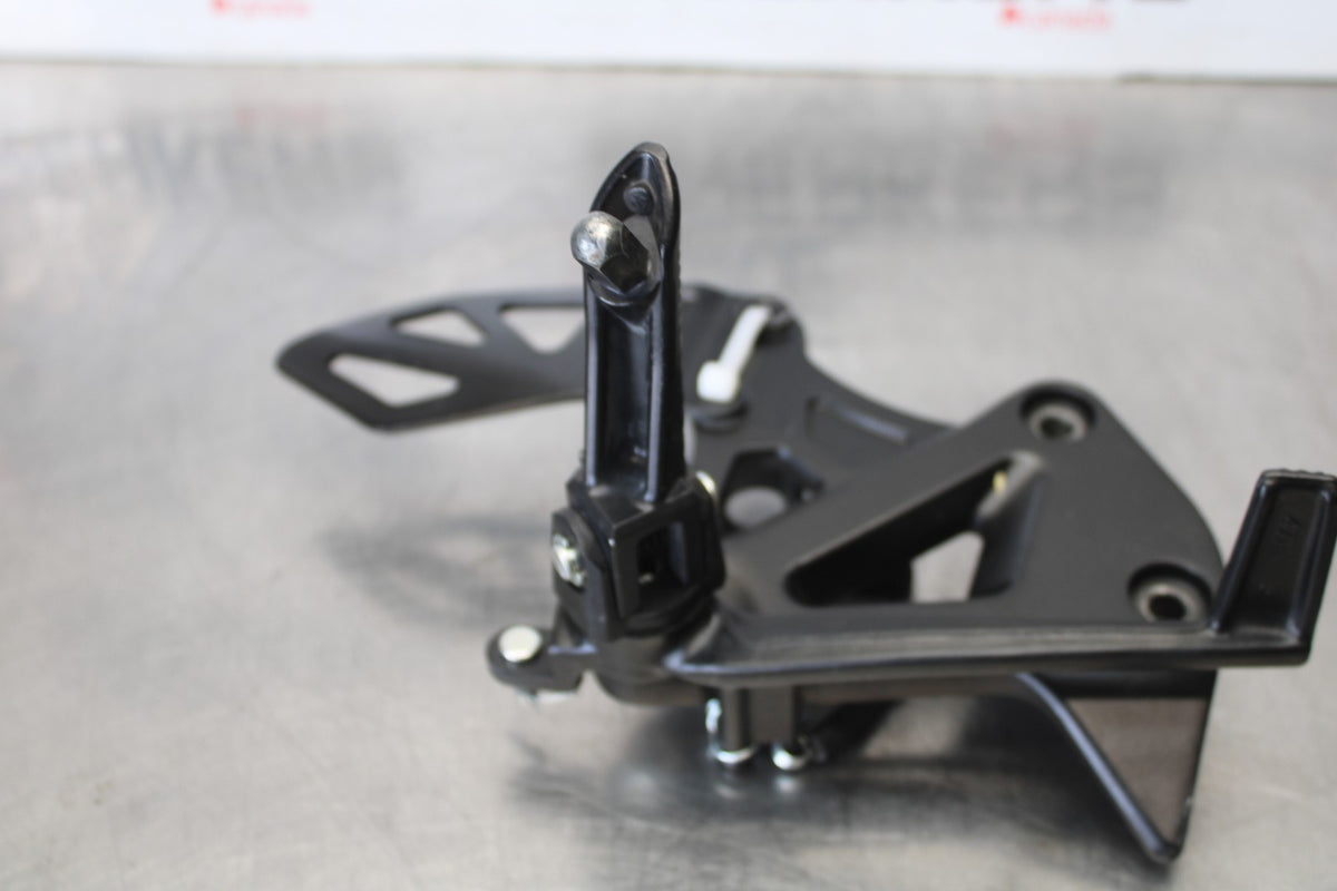 18 SUZUKI GSXR1000 RIGHT REARSET REAR SET DRIVER FOOT PEG REST STOP BB642