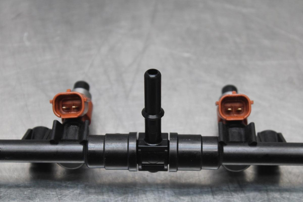18 YAMAHA YZF R1  SECONDARY FUEL INJECTORS TOP AIRBOX GAS RAIL BB838