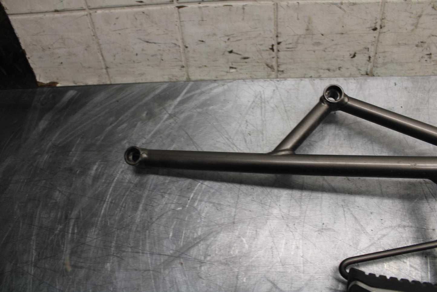 11-14 KAWASAKI VERSYS 650 LE 650C RIGHT REAR BACK PASSENGER PEG BB498