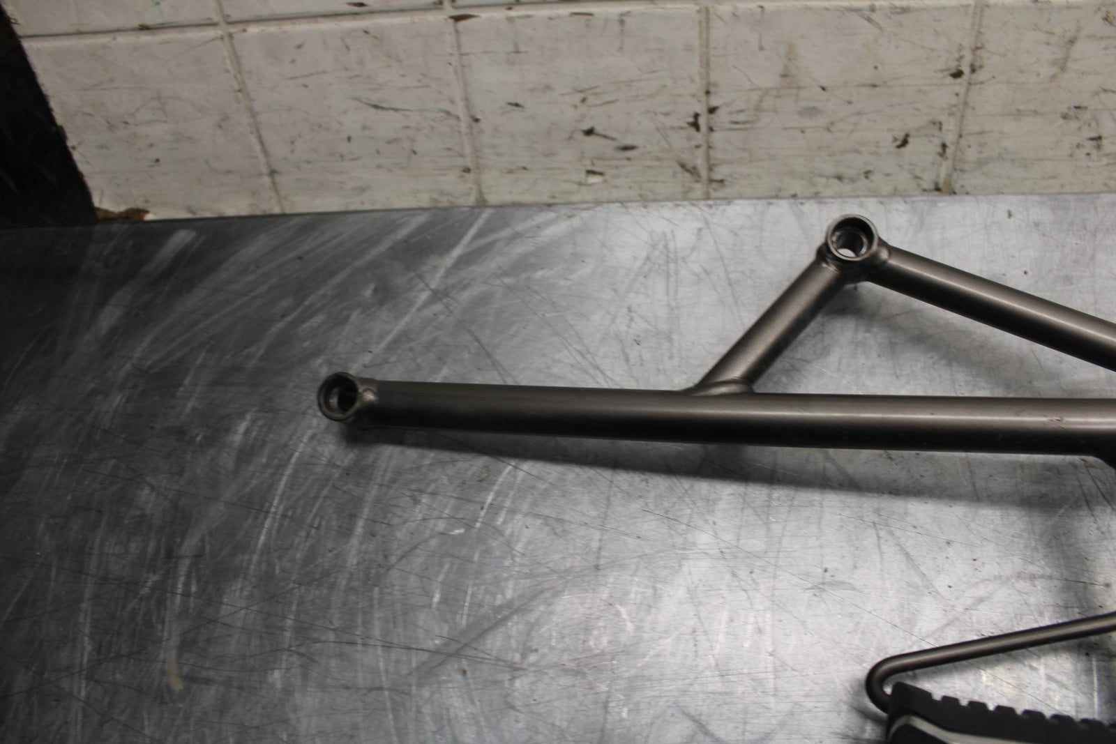 11-14 KAWASAKI VERSYS 650 LE 650C RIGHT REAR BACK PASSENGER PEG BB498