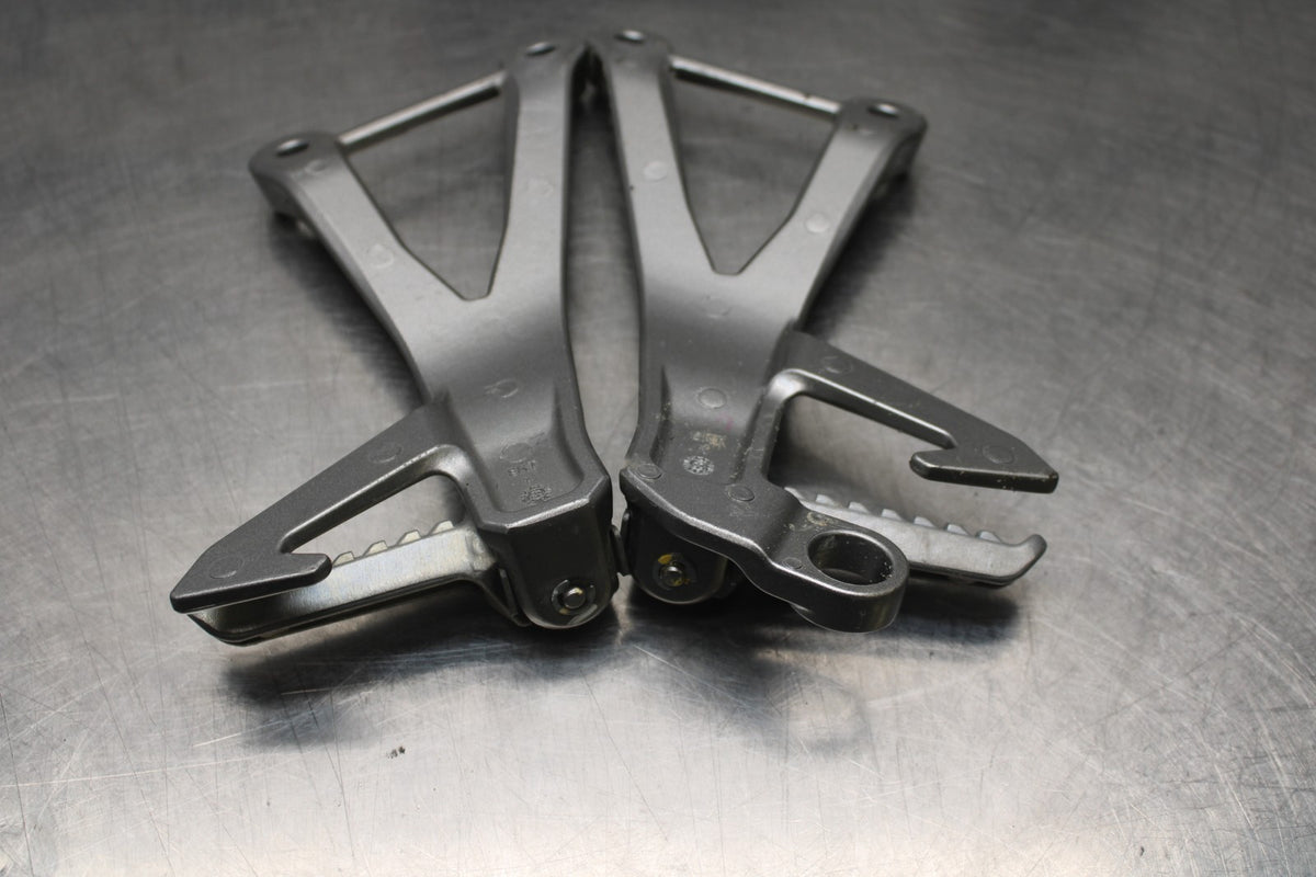 24-25 KAWASAKI NINJA ZX4R REAR BACK PASSENGER PEG SET PAIR BB827